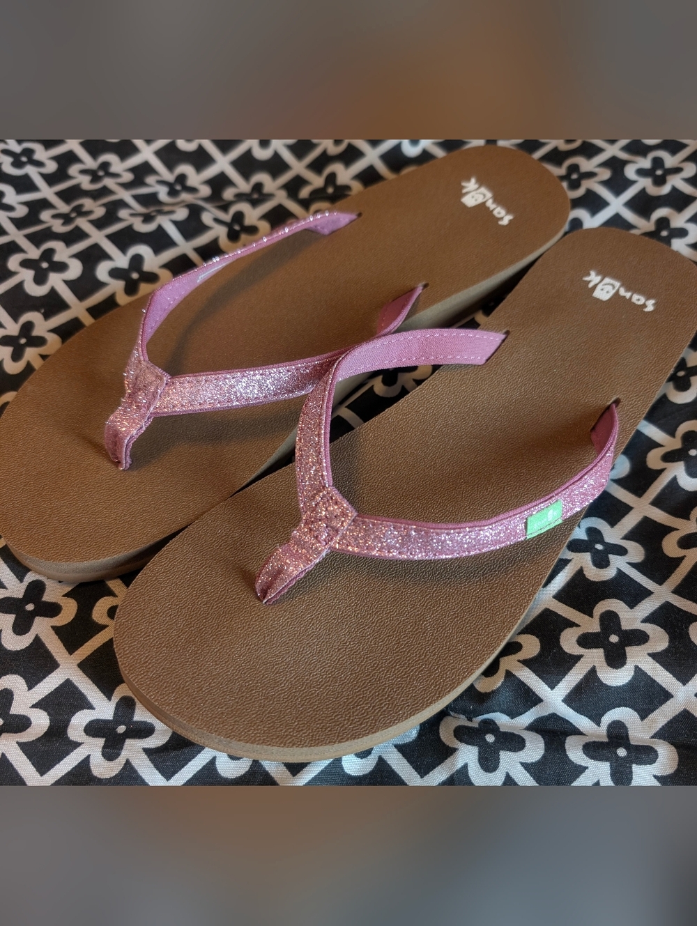 Sanuk Women's Pink Glitter Yoga Mat Flip Flops Size 8 NWOT